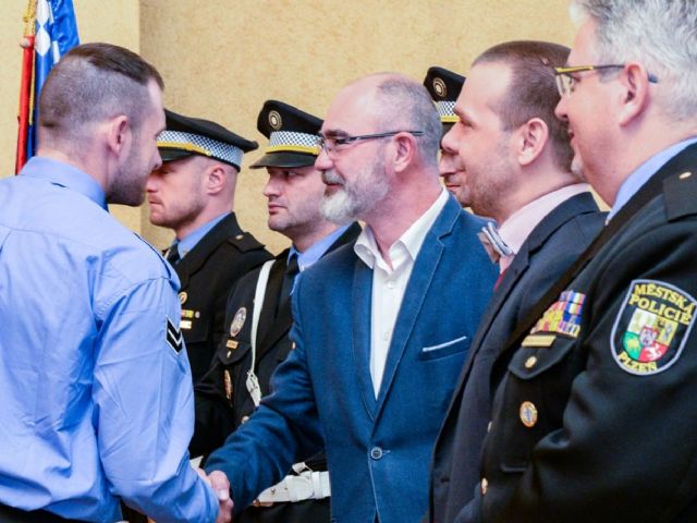 Na radnici si převzalo ocenění přes 60 městských strážníků
