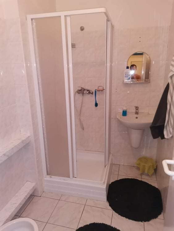 IMAGE: Koupelna se sprchovým koutem